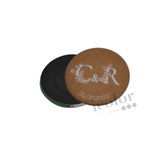 Imán personalizado para boda en papel kraft.