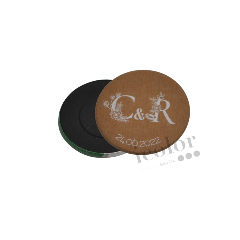 Imán personalizado para boda en papel kraft.