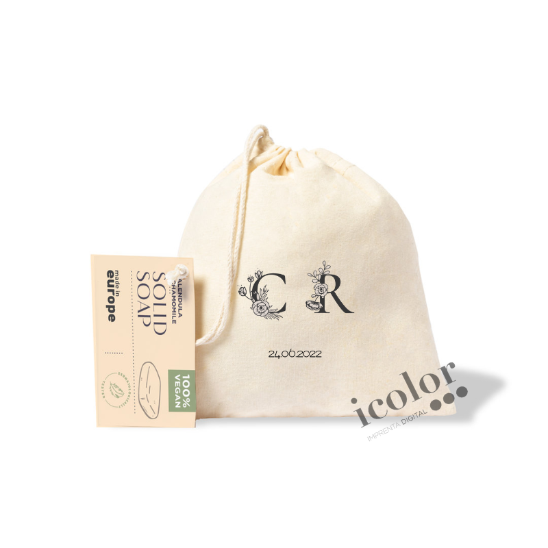 Jabón de caléndula y manzanilla para detalle de boda con bolsa de algodón con detalle de iniciales de boda